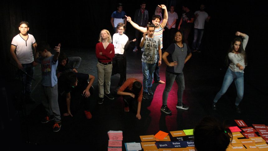 Jugendliche probieren die vielfältigen Möglichkeiten des Theatralen Mischpultes aus
